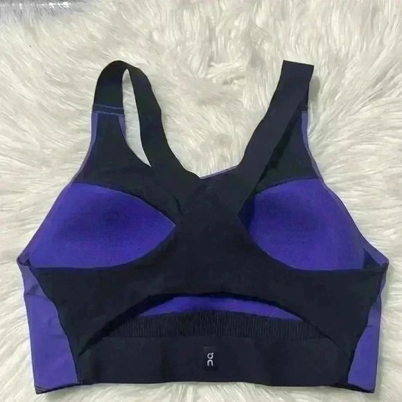 On cloud women endurance bra - Picture 4 of 6